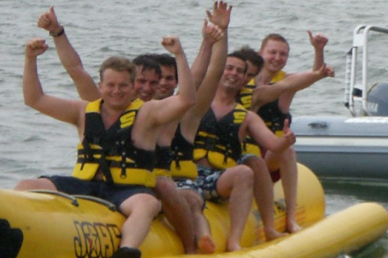 Banaanboot varen op Zee